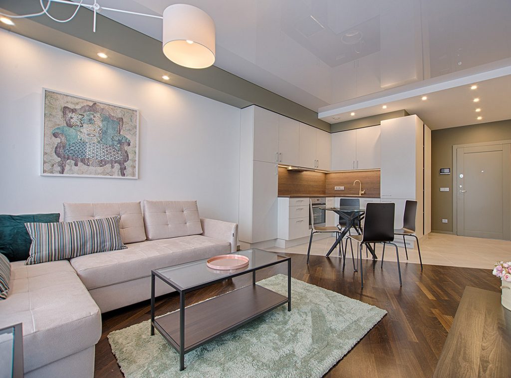 fehér fal, világos bútorok